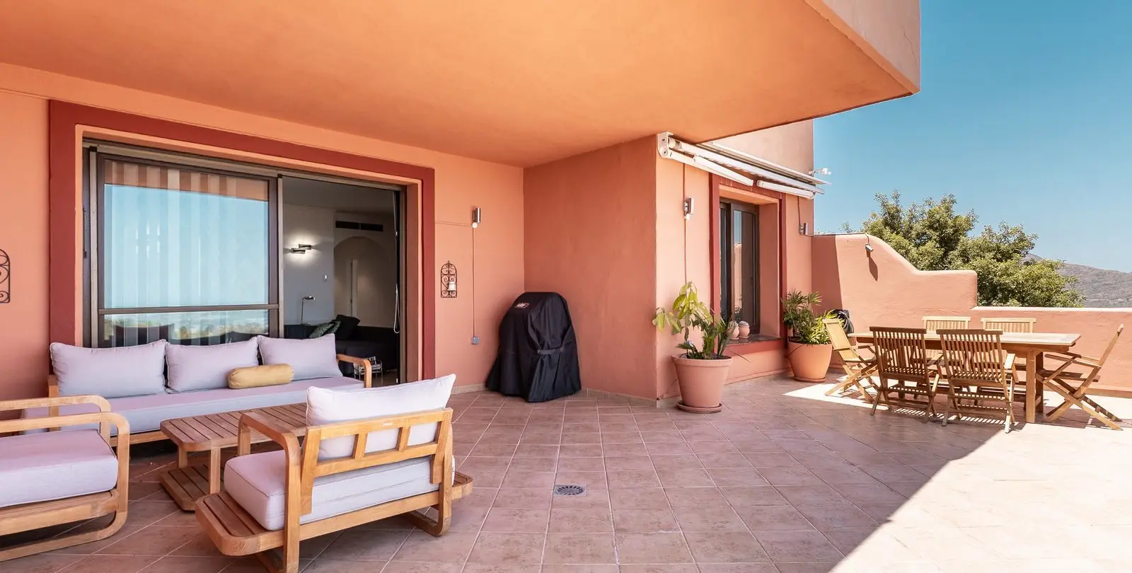 Sale of middle floor apartment in La Mairena 14