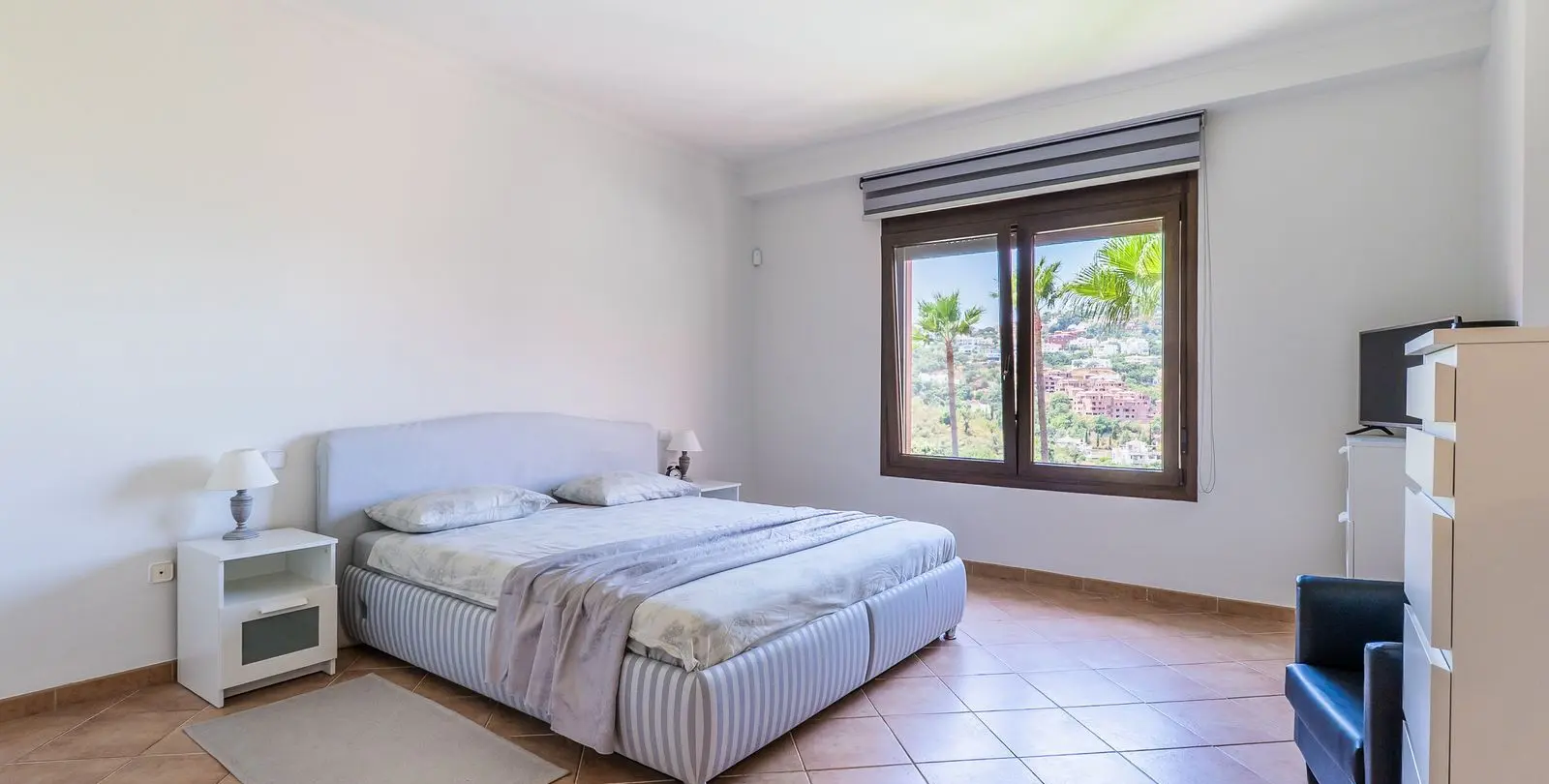 Sale of middle floor apartment in La Mairena 15