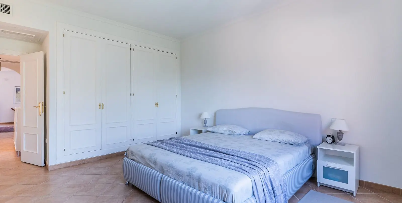 Sale of middle floor apartment in La Mairena 16