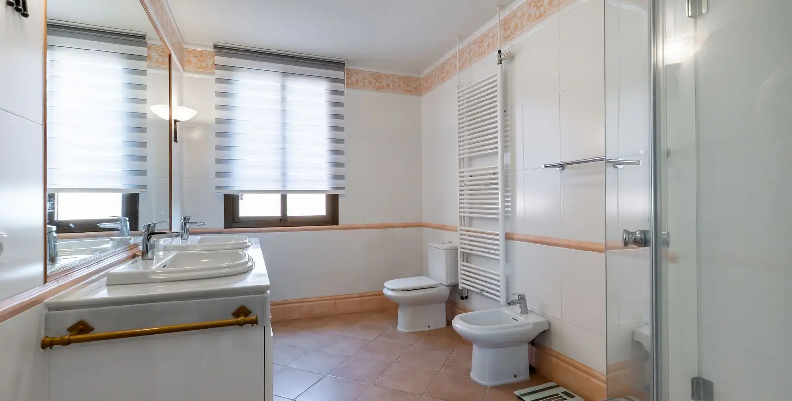 Sale of middle floor apartment in La Mairena 18