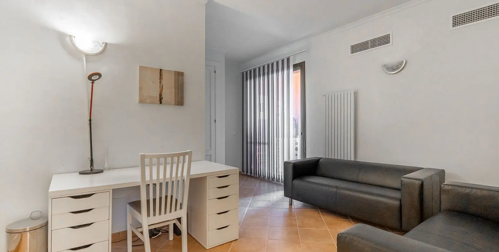 Sale of middle floor apartment in La Mairena 22