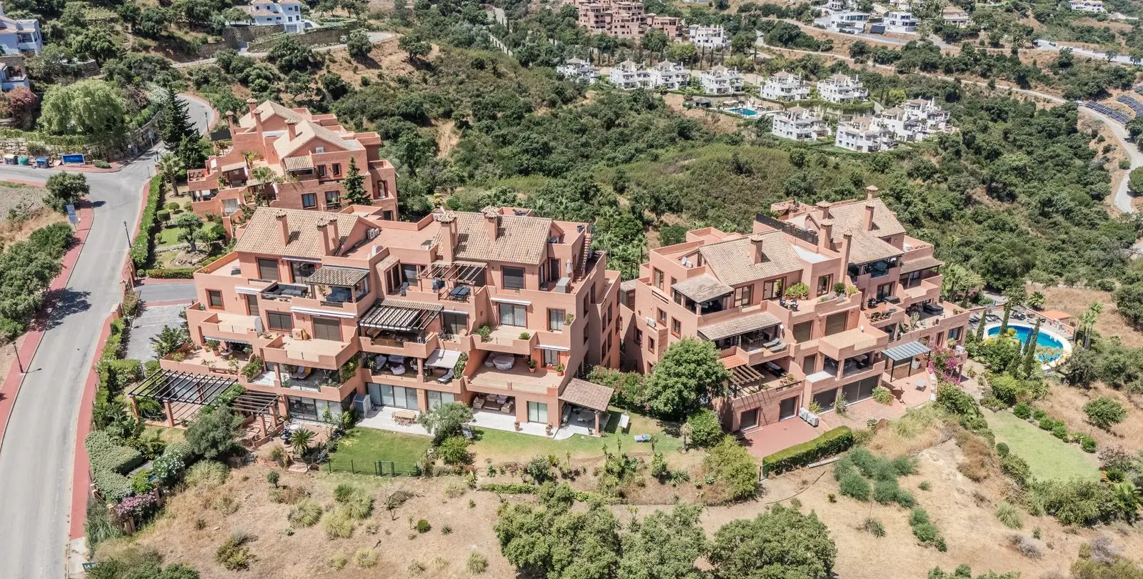 Sale of middle floor apartment in La Mairena 33