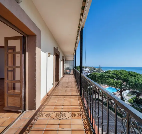 Sale of middle floor apartment in Calahonda