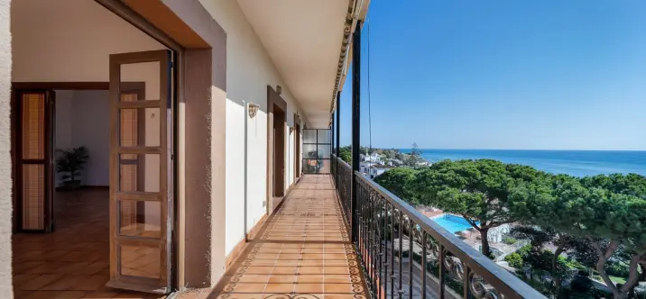 Sale of middle floor apartment in Calahonda 1