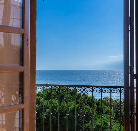 Sale of middle floor apartment in Calahonda