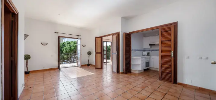 Sale of middle floor apartment in Calahonda 4