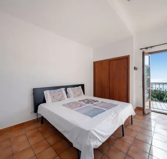 Sale of middle floor apartment in Calahonda