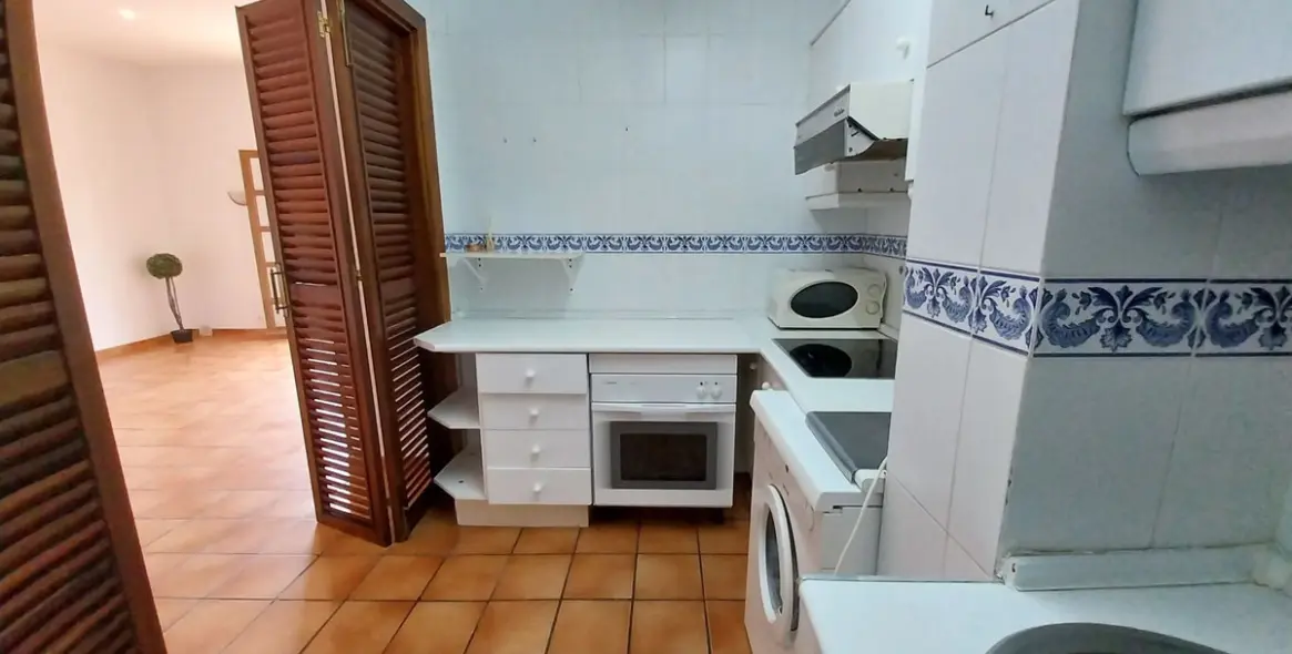 Sale of middle floor apartment in Calahonda 21