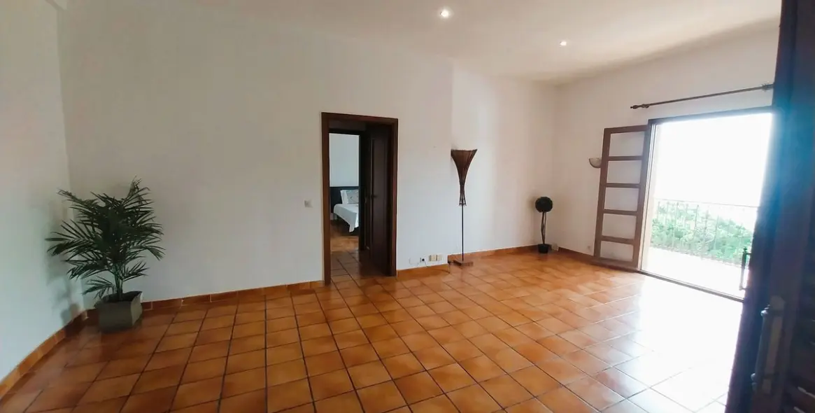Sale of middle floor apartment in Calahonda 22
