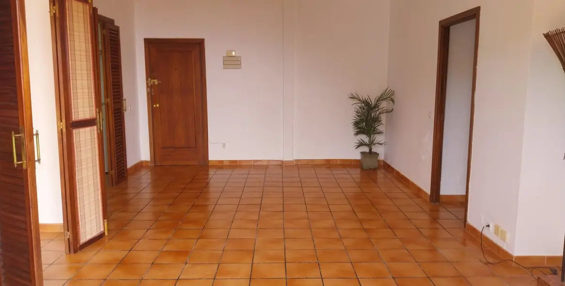 Sale of middle floor apartment in Calahonda 24
