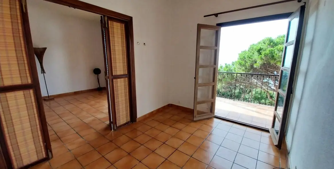 Sale of middle floor apartment in Calahonda 25