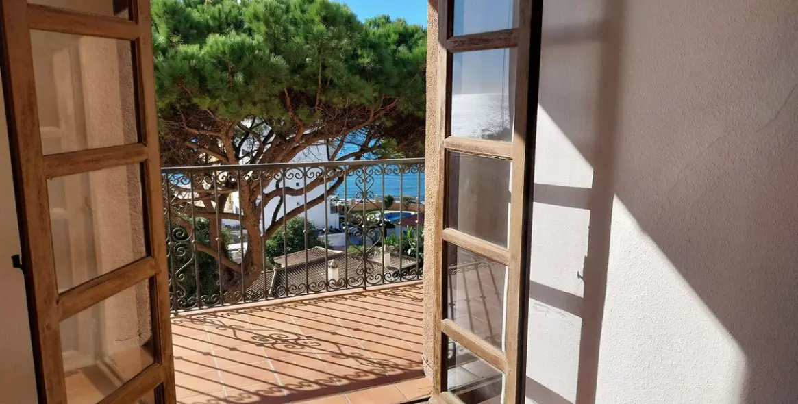 Sale of middle floor apartment in Calahonda 26