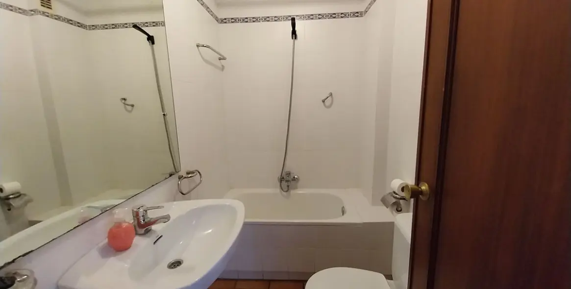 Sale of middle floor apartment in Calahonda 27