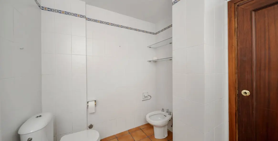 Sale of middle floor apartment in Calahonda 28