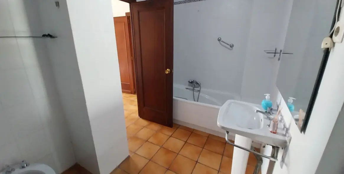 Sale of middle floor apartment in Calahonda 29