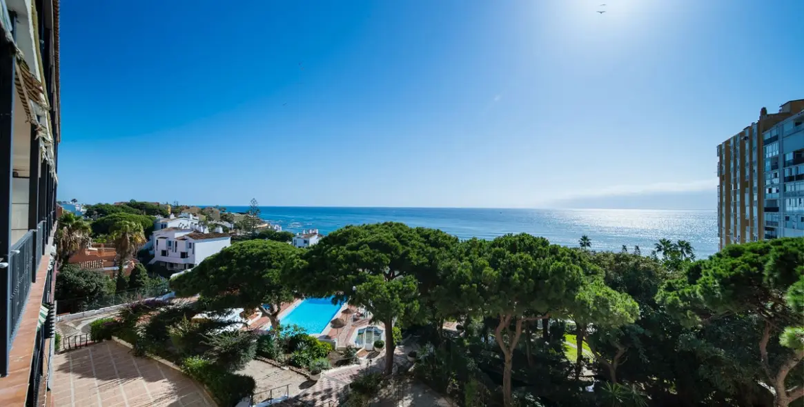 Sale of middle floor apartment in Calahonda 30