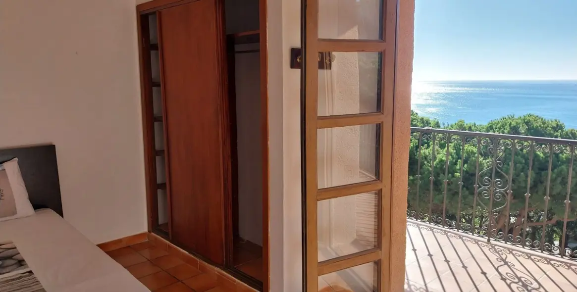 Sale of middle floor apartment in Calahonda 31