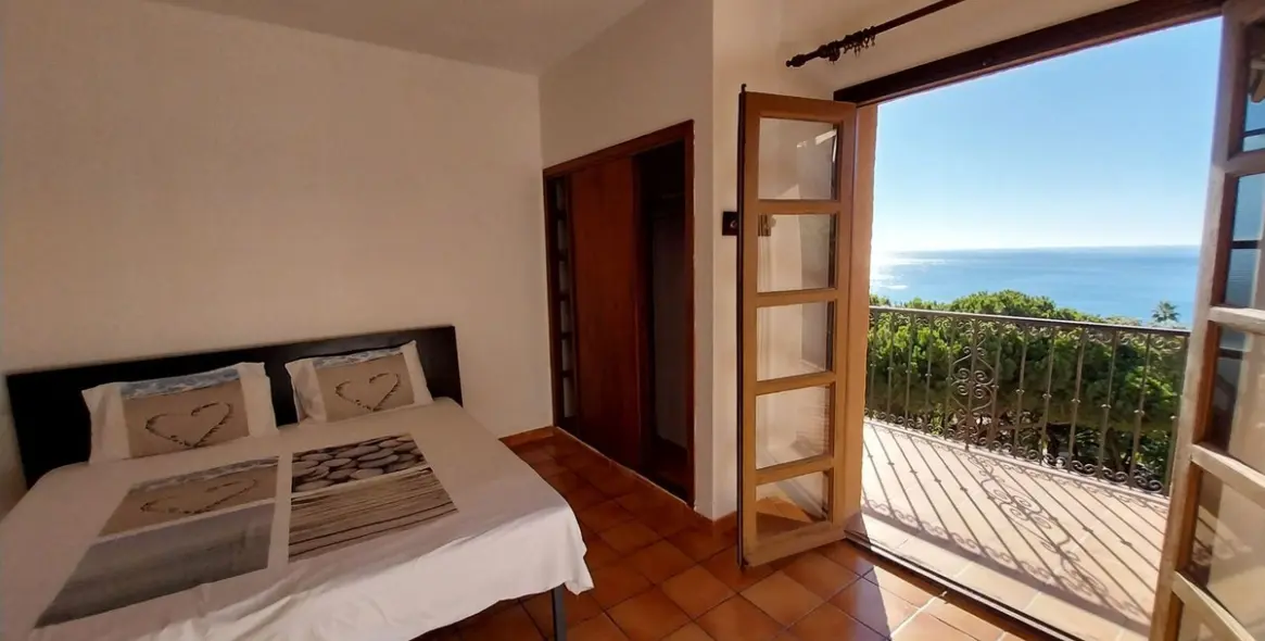 Sale of middle floor apartment in Calahonda 32