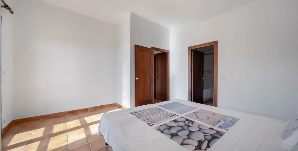 Sale of middle floor apartment in Calahonda 33