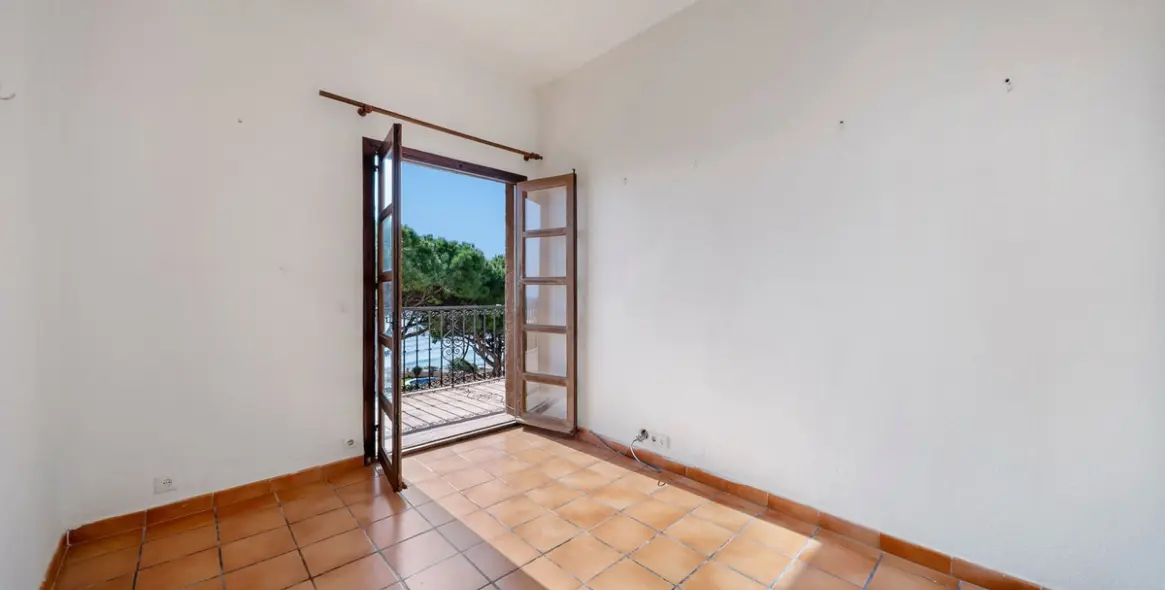 Sale of middle floor apartment in Calahonda 34
