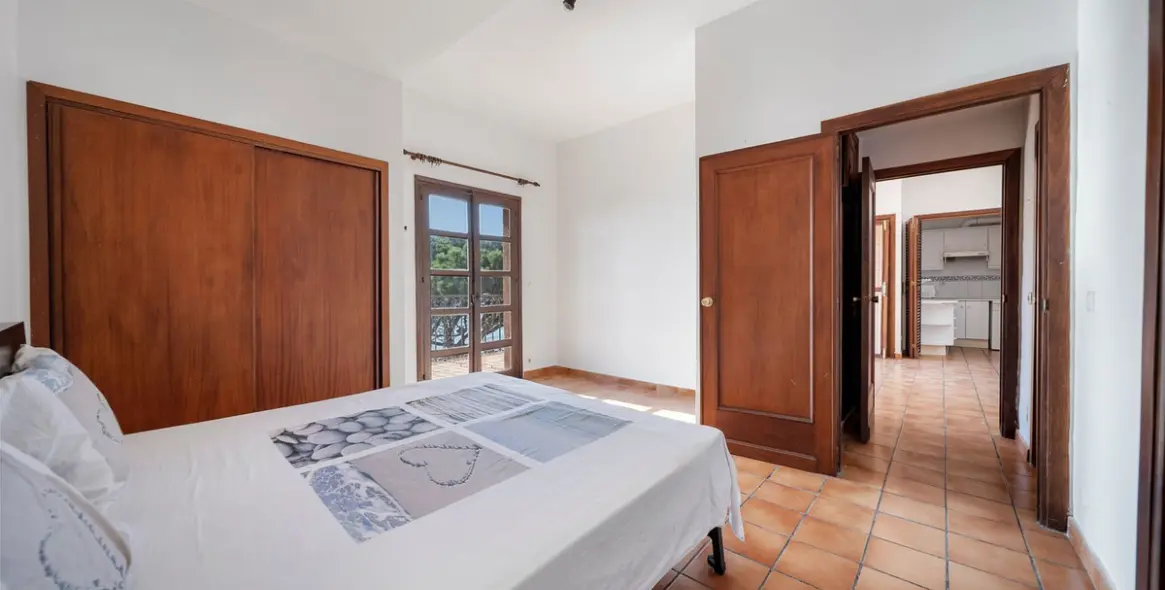 Sale of middle floor apartment in Calahonda 35