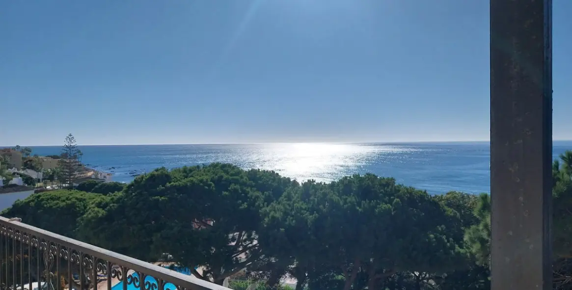 Sale of middle floor apartment in Calahonda 38