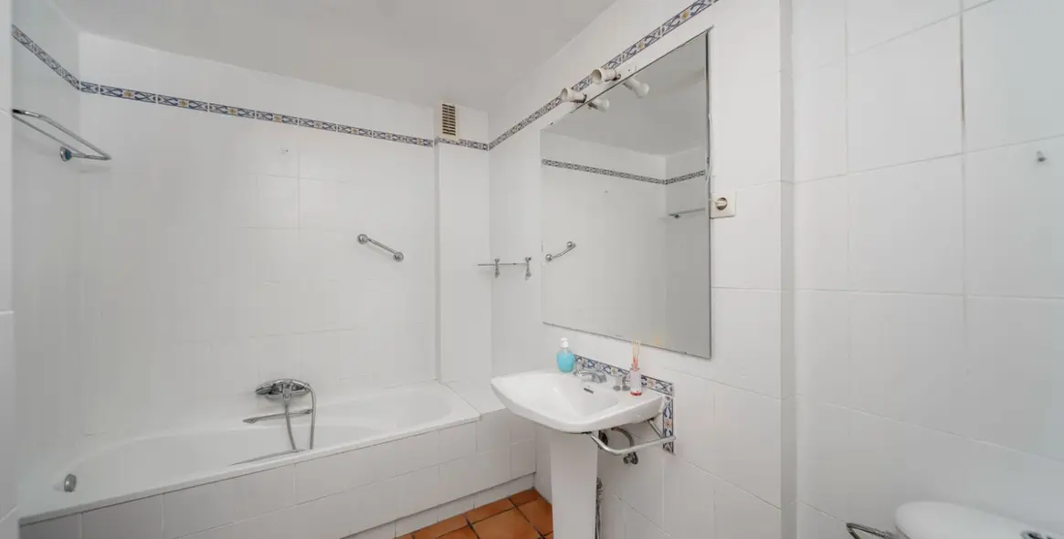 Sale of middle floor apartment in Calahonda 39