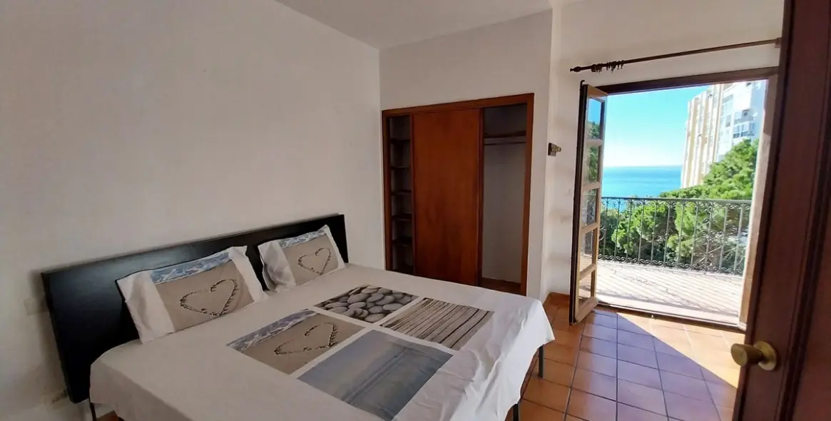 Sale of middle floor apartment in Calahonda 40