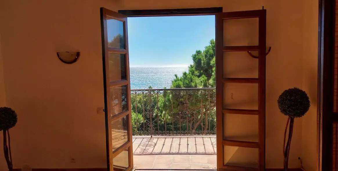 Sale of middle floor apartment in Calahonda 41