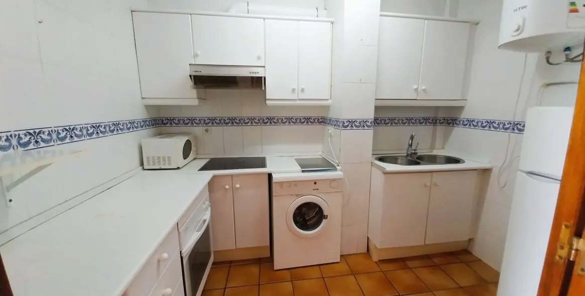 Sale of middle floor apartment in Calahonda 42