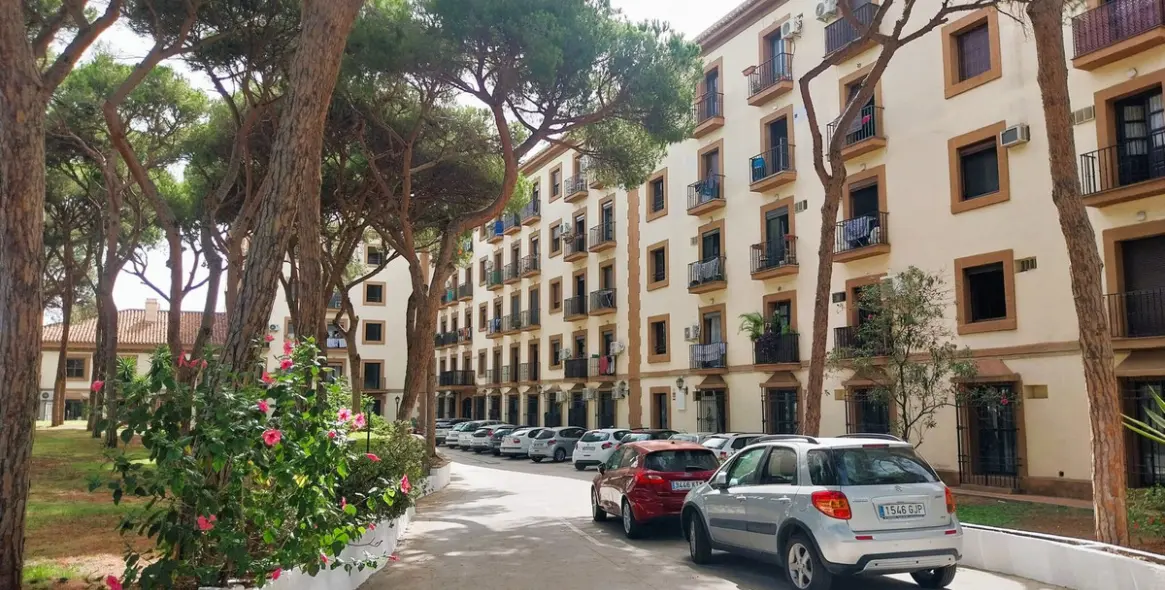 Sale of middle floor apartment in Calahonda 43