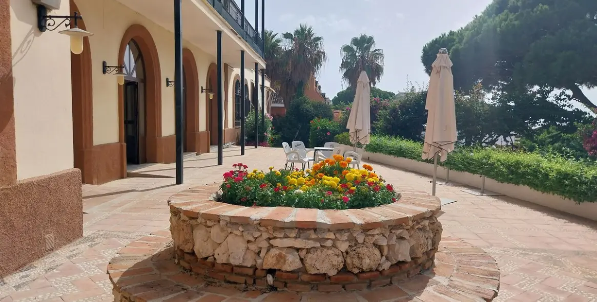 Sale of middle floor apartment in Calahonda 45