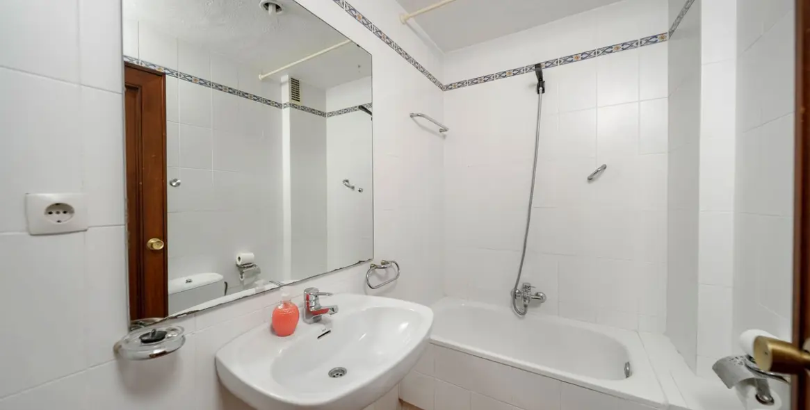 Sale of middle floor apartment in Calahonda 46