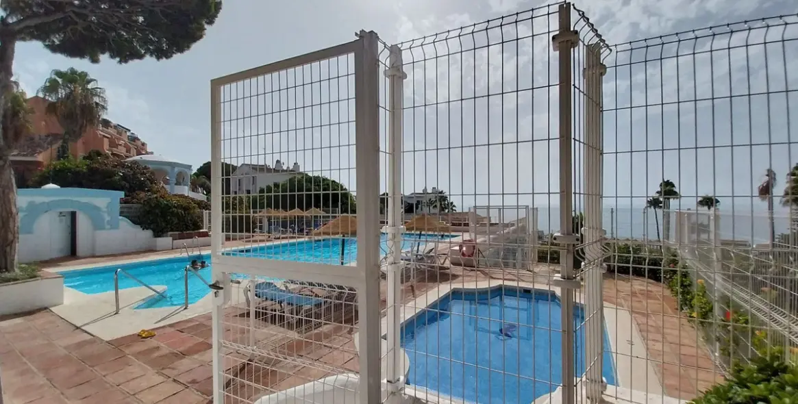 Sale of middle floor apartment in Calahonda 47