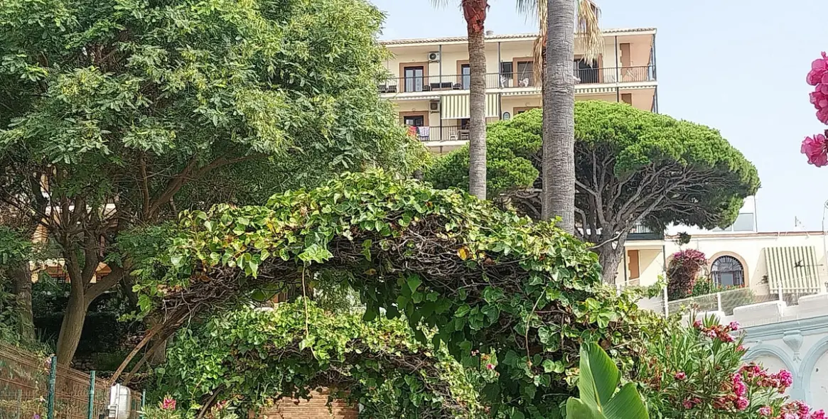 Sale of middle floor apartment in Calahonda 48