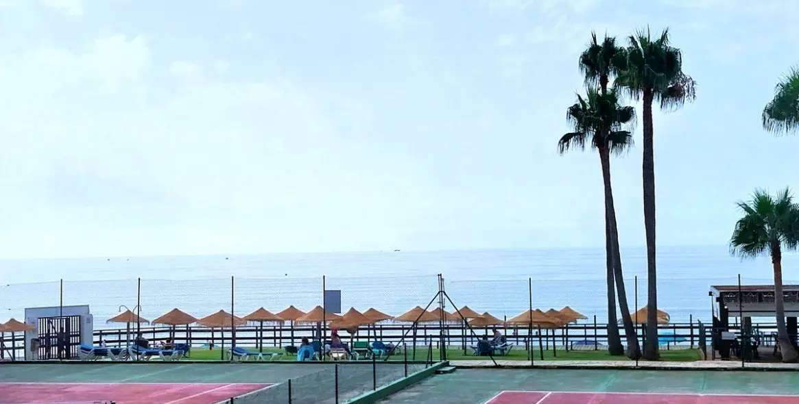 Sale of middle floor apartment in Calahonda 49