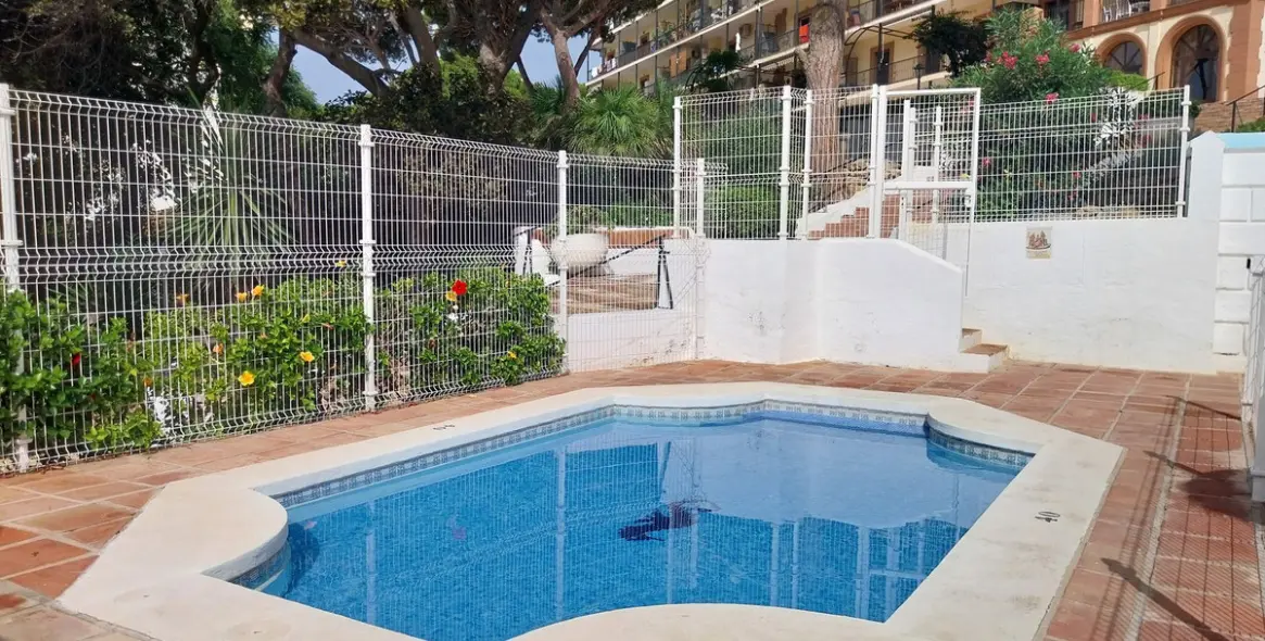 Sale of middle floor apartment in Calahonda 50