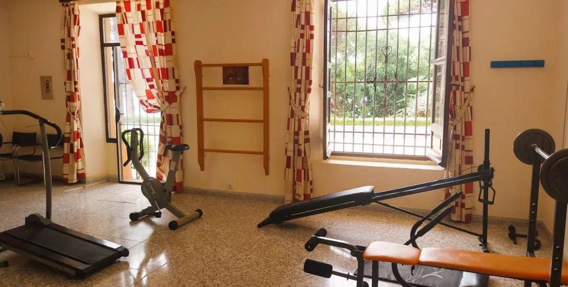 Sale of middle floor apartment in Calahonda 52