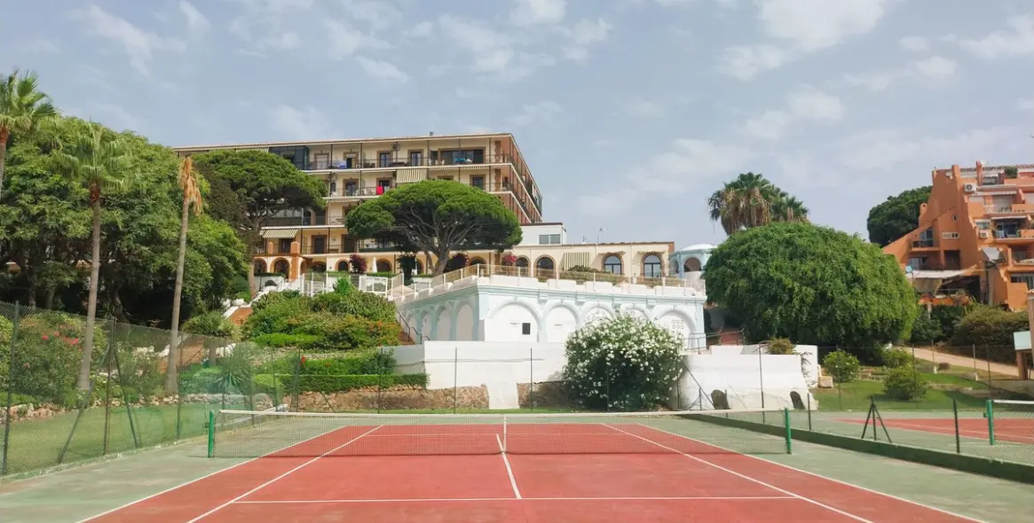 Sale of middle floor apartment in Calahonda 54