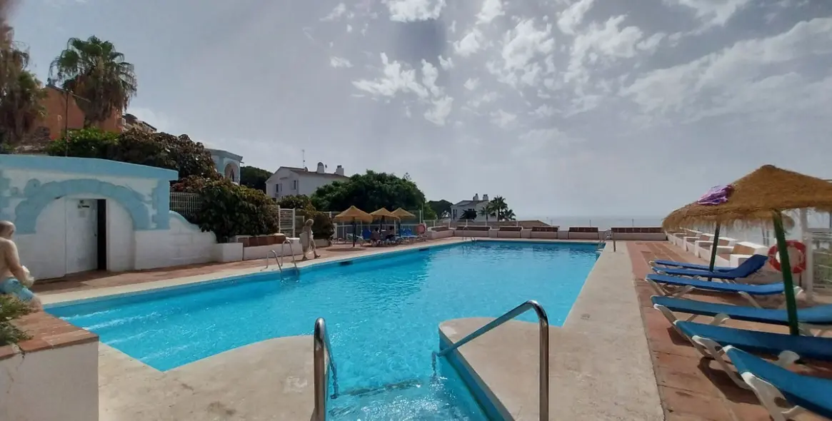 Sale of middle floor apartment in Calahonda 55