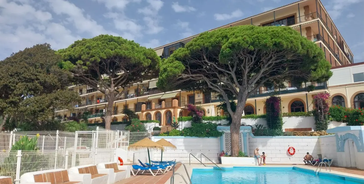 Sale of middle floor apartment in Calahonda 56