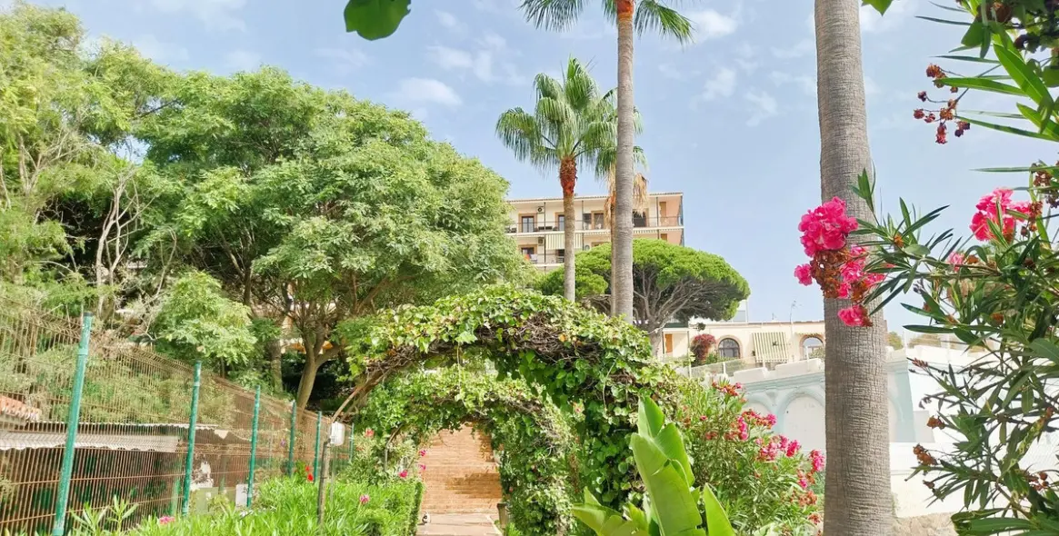 Sale of middle floor apartment in Calahonda 63