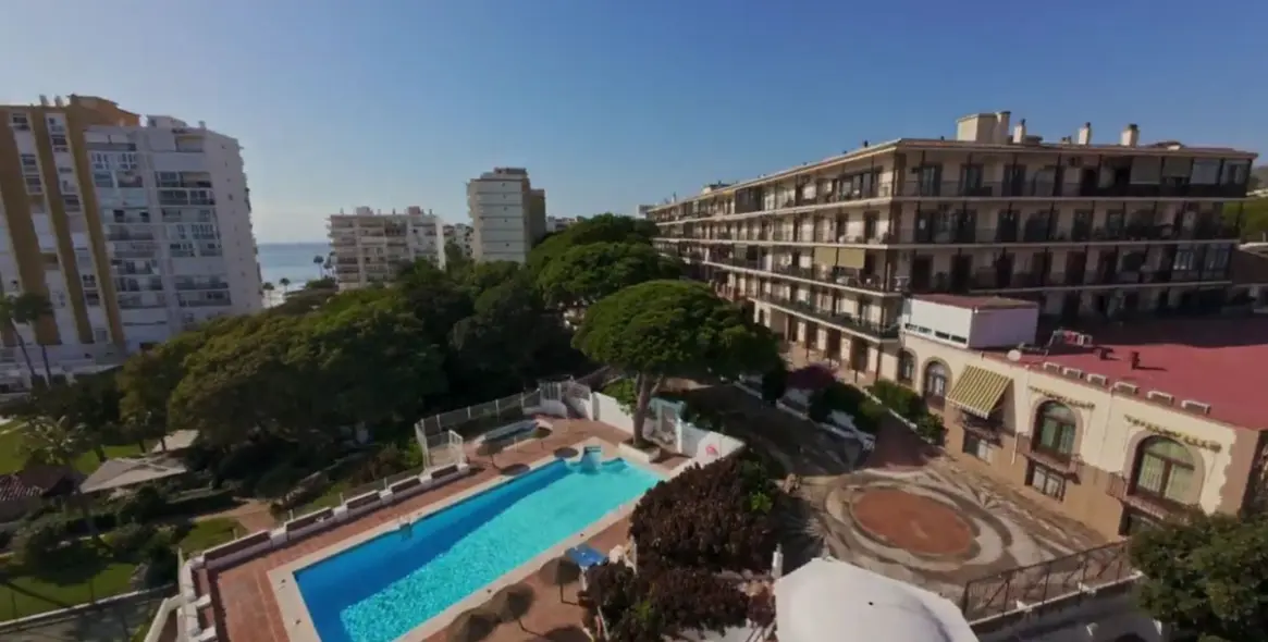 Sale of middle floor apartment in Calahonda 65