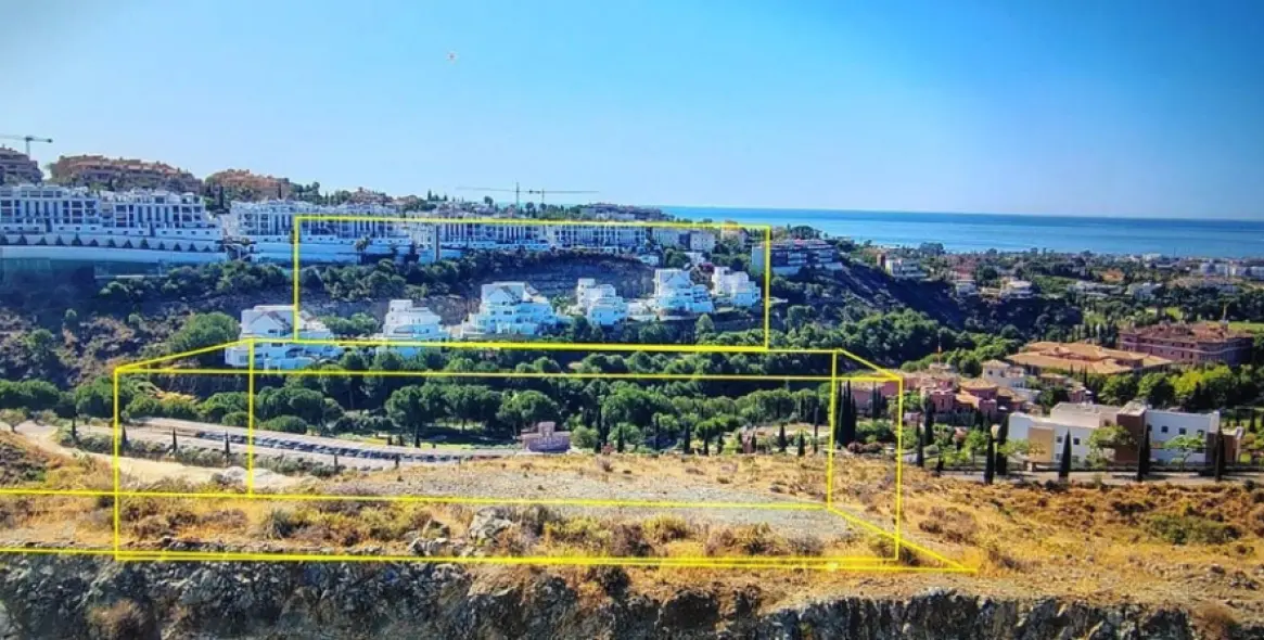 Venta de parcela residencial en Cancelada 2