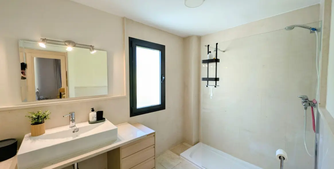 Sale of middle floor apartment in Los Flamingos 9