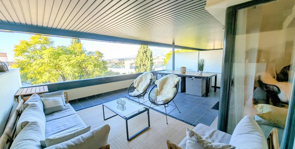 Sale of middle floor apartment in Los Flamingos 12