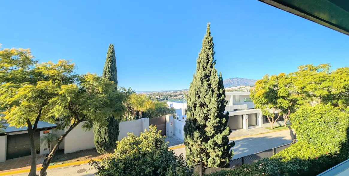 Sale of middle floor apartment in Los Flamingos 14