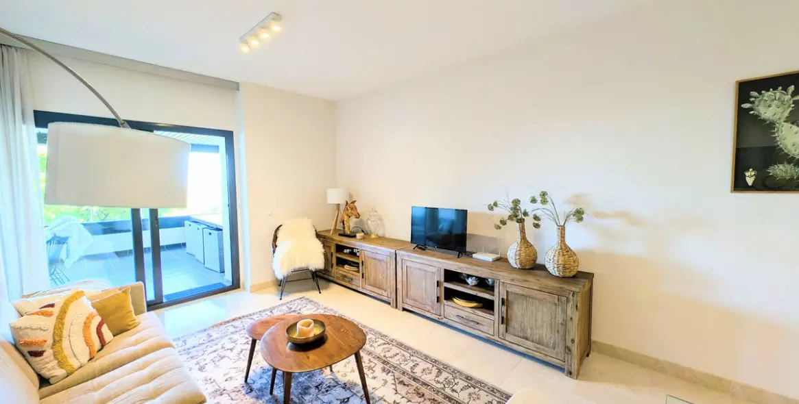 Sale of middle floor apartment in Los Flamingos 18