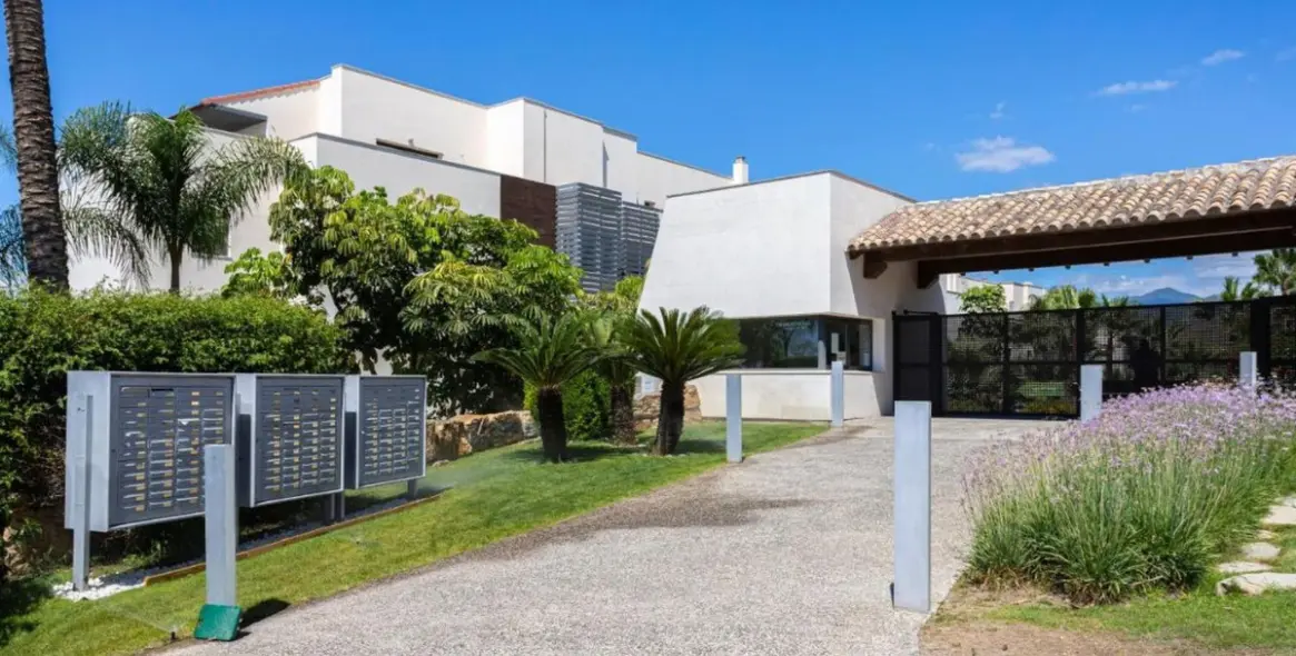 Sale of middle floor apartment in Los Flamingos 20