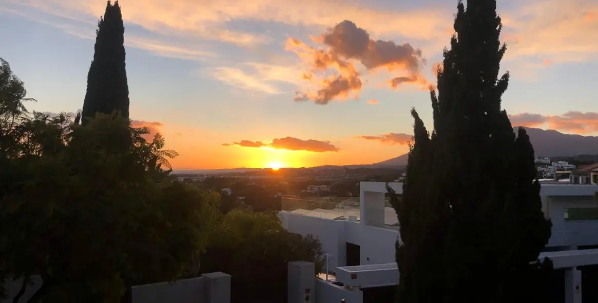 Sale of middle floor apartment in Los Flamingos 25